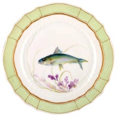 Assiette à poisson Royal Copenhagen avec bord vert, décoration dorée et motif de poisson