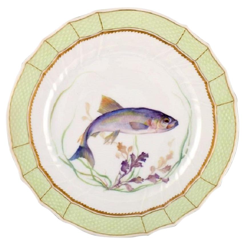 Piatto a forma di pesce di Royal Copenhagen con bordo verde, decorazioni dorate e motivo a pesce in vendita