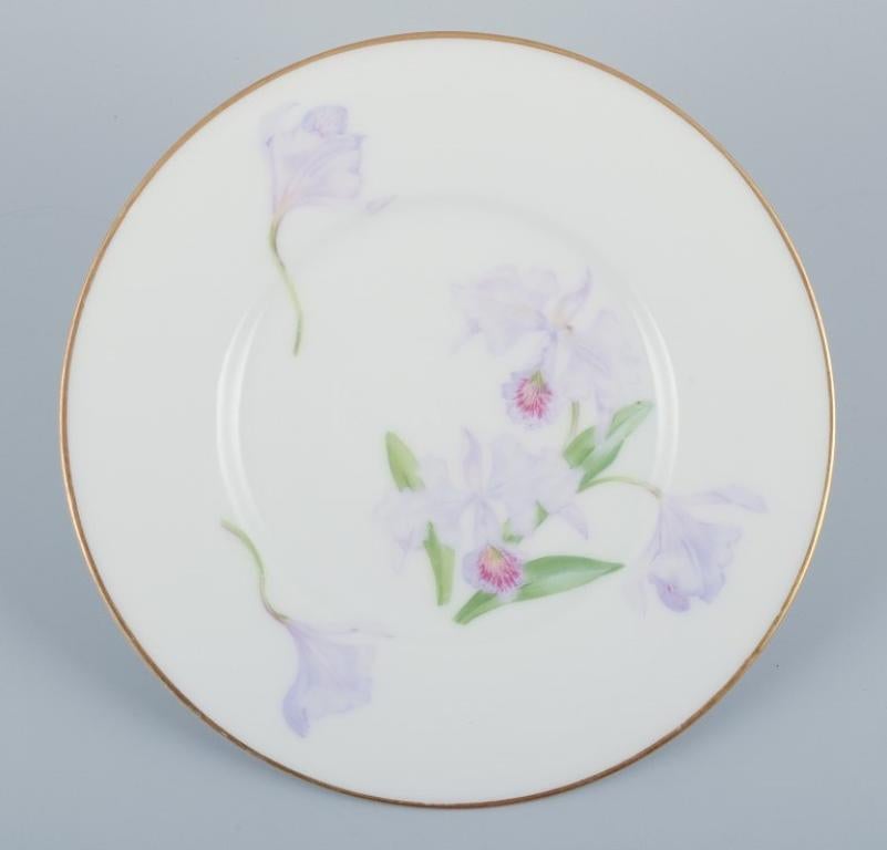 Royal Copenhagen, a set of five Art Nouveau plates hand-painted with lilies and gold trim. A rare pattern.
Model number: 72/10520.
Approximately from 1910.
In excellent condition, with minor chip on the back of one plate.
First factory