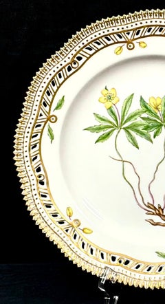 Plato «Flora Danica» de Royal Copenhagen, 23 cm, Anemone ranunculoides L, con borde dorado