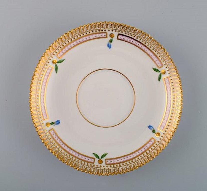 Royal Copenhagen Flora Danica bouillon cup with saucer in hand painted porcelain with branch-shaped handles, flowers and gold decoration. Model number 20/3612.
The cup measures: 13 x 5.5 cm.
Saucer diameter: 17 cm.
In perfect condition.
1st