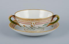 Royal Copenhagen Flora Danica Bouillon-Tasse mit Untertasse aus handbemaltem Porzellan