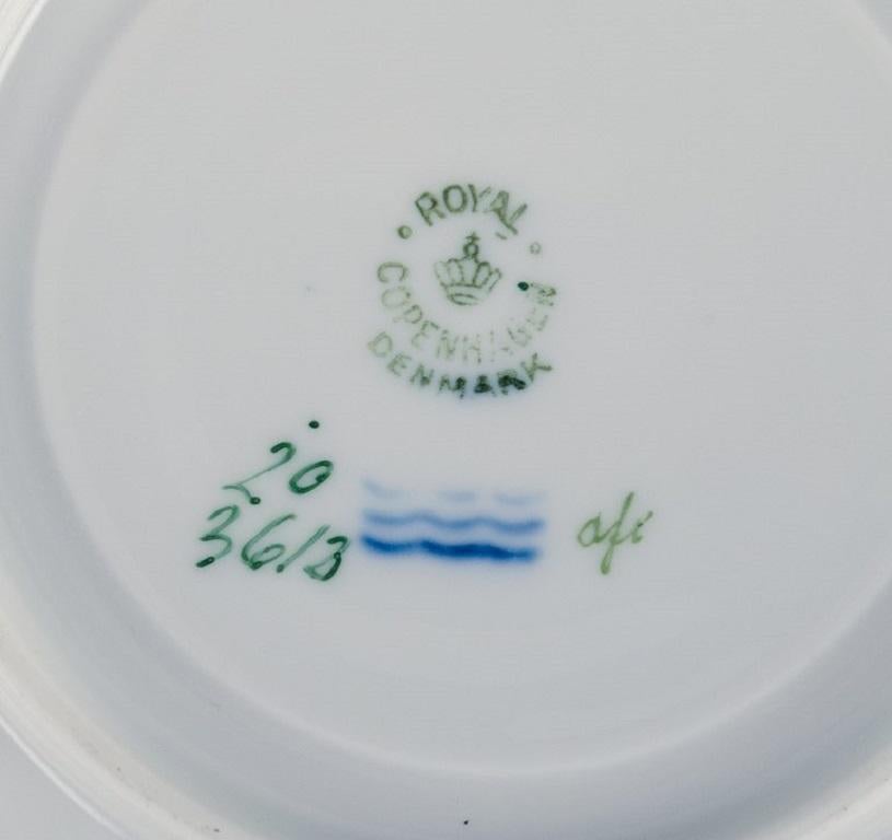 Danois Tasse à bouillon Flora Danica de Royal Copenhagen avec soucoupe en porcelaine peinte à la main en vente