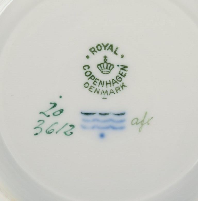 Peint à la main Tasse à bouillon Flora Danica de Royal Copenhagen avec soucoupe en porcelaine peinte à la main en vente