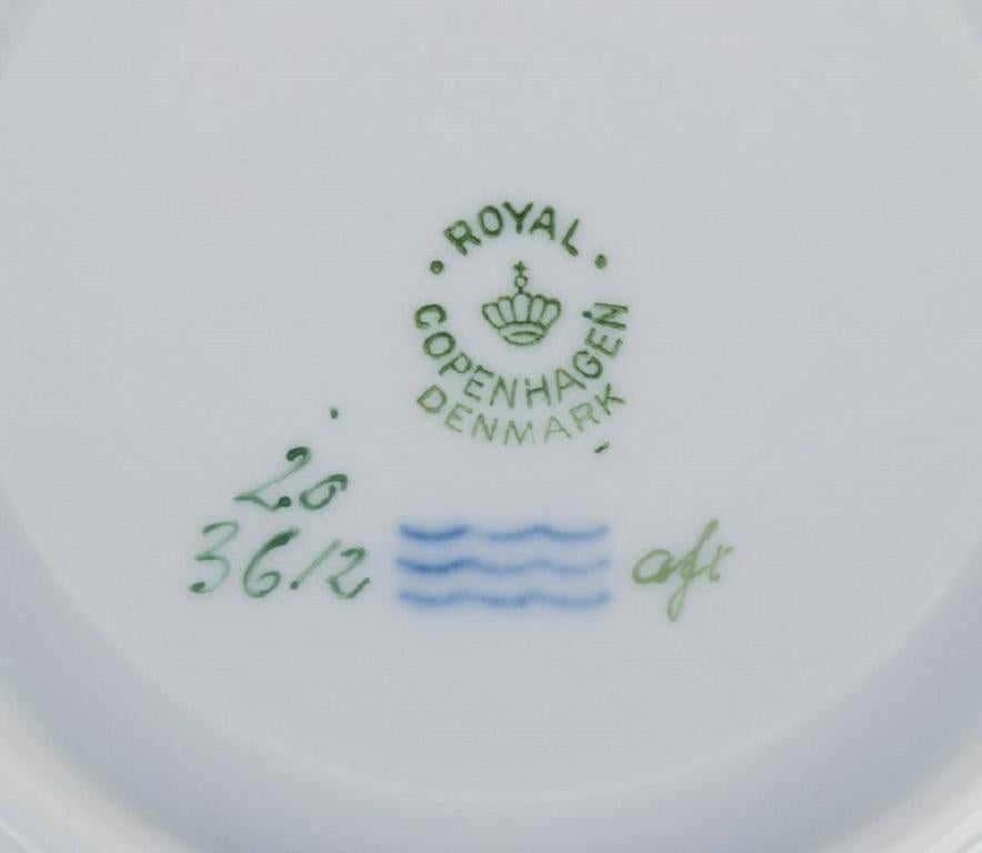 Peint à la main Tasse à bouillon Flora Danica de Royal Copenhagen avec soucoupe en porcelaine peinte à la main en vente