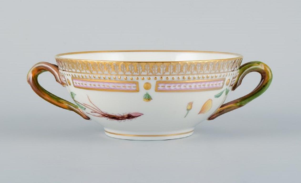 Milieu du XXe siècle Tasse à bouillon Flora Danica de Royal Copenhagen avec soucoupe en porcelaine peinte à la main en vente