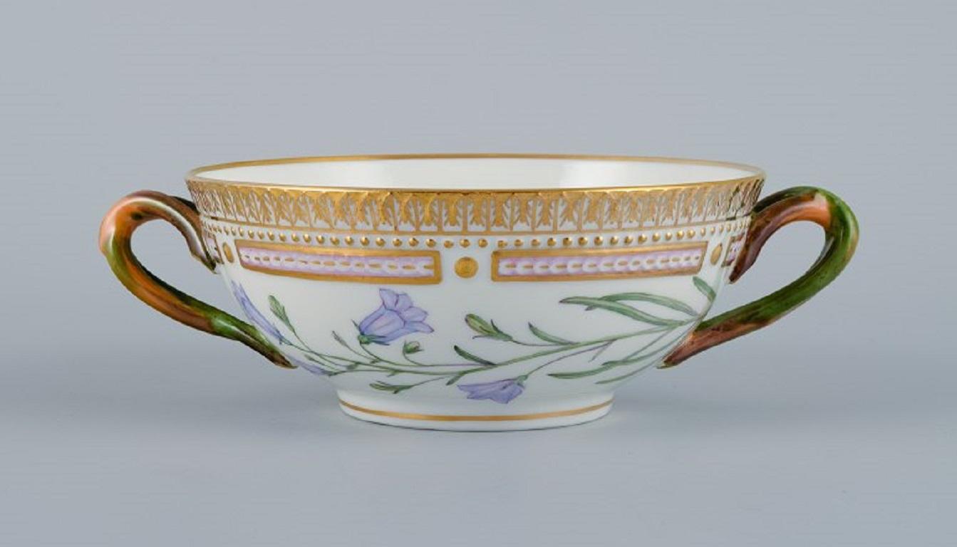 Royal Copenhagen Flora Danica Bouillon-Tasse mit Untertasse aus handbemaltem Porzellan (Mitte des 20. Jahrhunderts)