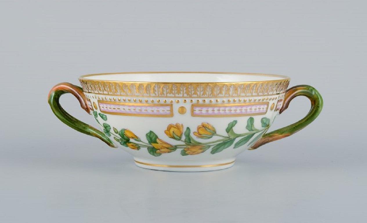 Milieu du XXe siècle Tasse à bouillon Flora Danica de Royal Copenhagen avec soucoupe en porcelaine peinte à la main en vente