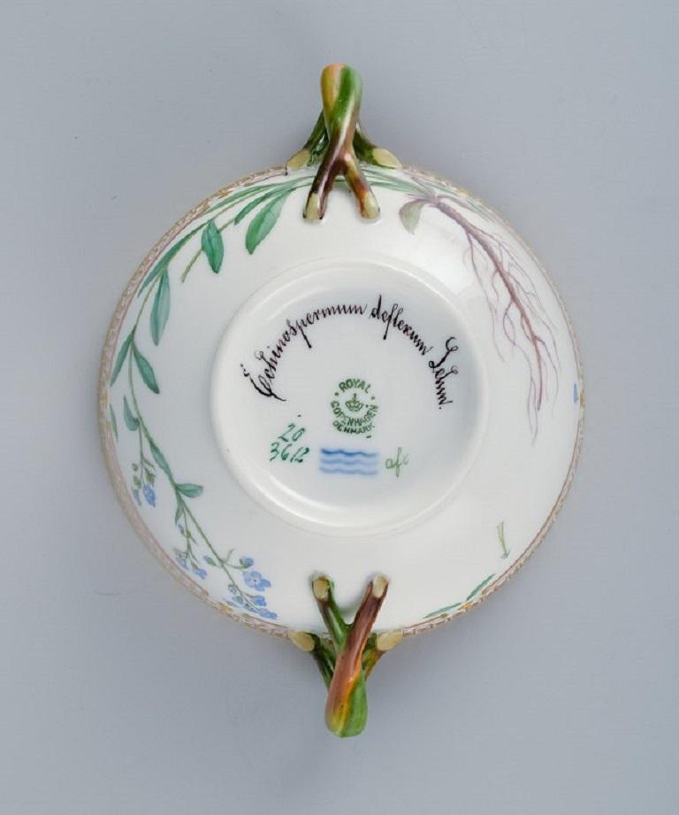 Royal Copenhagen Flora Danica Bouillon-Tasse mit Untertasse aus handbemaltem Porzellan (Mitte des 20. Jahrhunderts) im Angebot