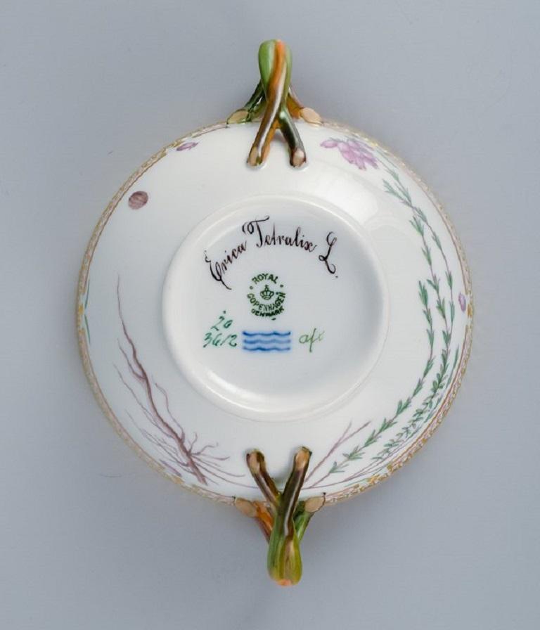 Royal Copenhagen Flora Danica-Bouillon-Tasse mit Untertasse aus handbemaltem Porzellan (Mitte des 20. Jahrhunderts)