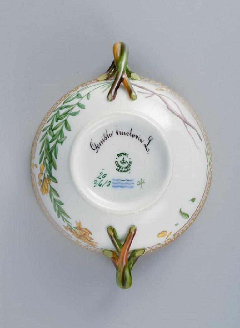 Royal Copenhagen Flora Danica-Bouillon-Tasse mit Untertasse aus handbemaltem Porzellan im Angebot 1