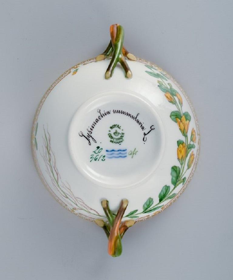 Royal Copenhagen Flora Danica Bouillon-Tasse mit Untertasse aus handbemaltem Porzellan im Angebot 1
