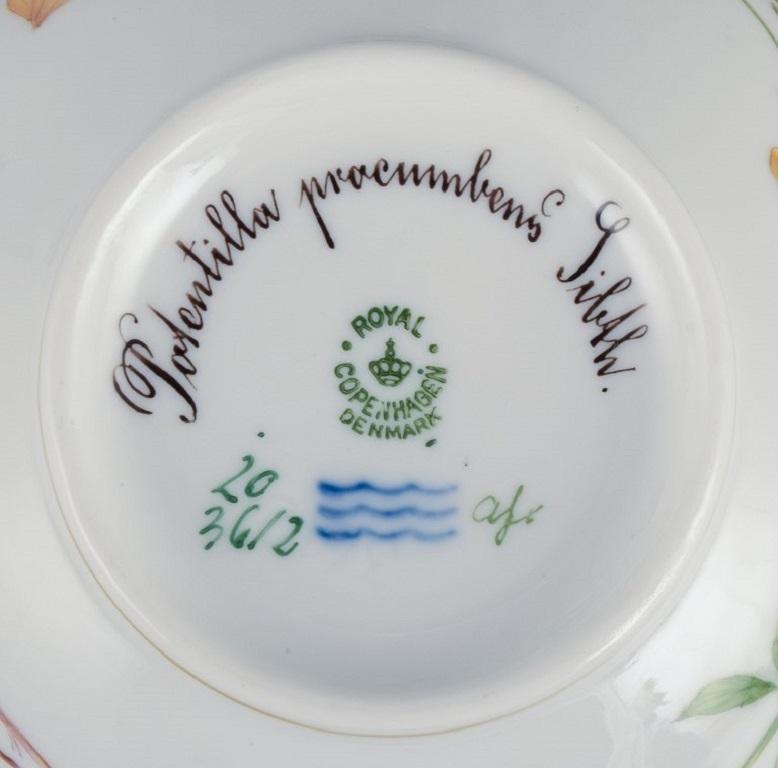 Royal Copenhagen Flora Danica Bouillon-Tasse mit Untertasse aus handbemaltem Porzellan im Angebot 2
