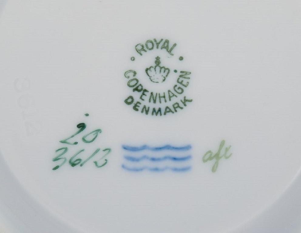 Royal Copenhagen Flora Danica Bouillon-Tasse mit Untertasse aus handbemaltem Porzellan im Angebot 2