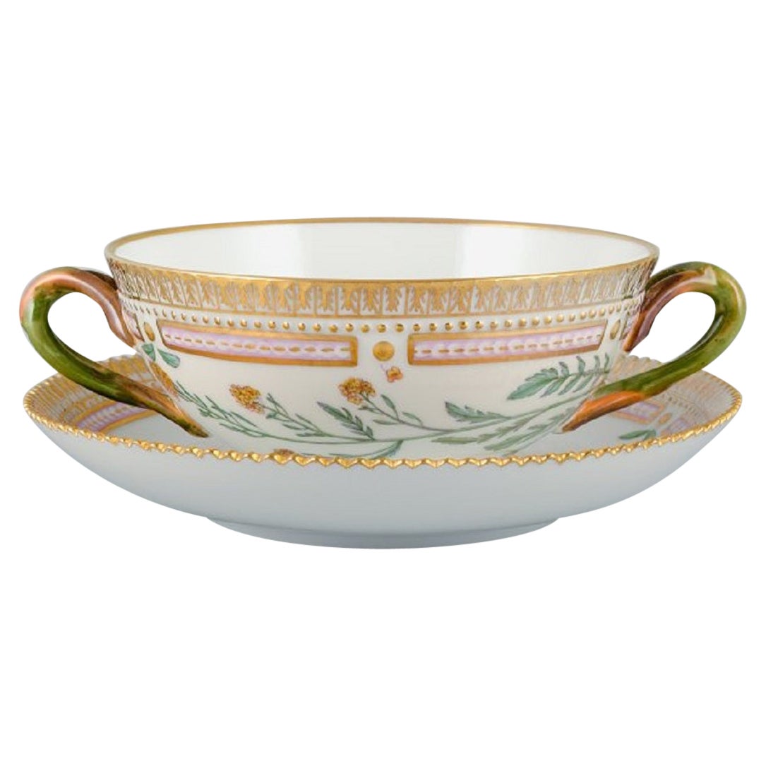 Tasse à bouillon Flora Danica de Royal Copenhagen avec soucoupe en porcelaine peinte à la main
