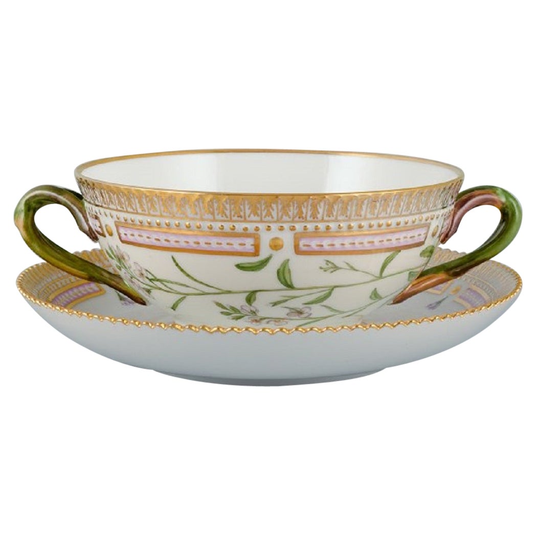 Tasse à bouillon Flora Danica de Royal Copenhagen avec soucoupe en porcelaine peinte à la main
