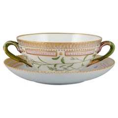 Tasse à bouillon Flora Danica de Royal Copenhagen avec soucoupe en porcelaine peinte à la main