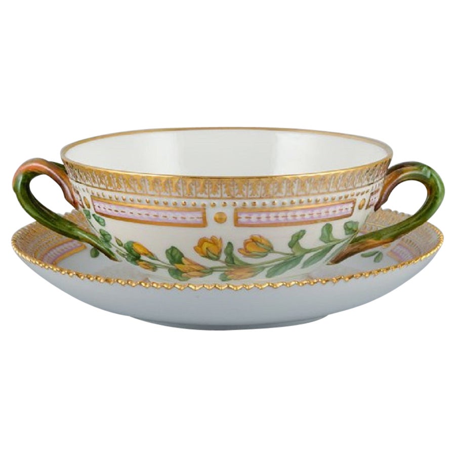 Tasse à bouillon Flora Danica de Royal Copenhagen avec soucoupe en porcelaine peinte à la main