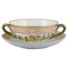 Tasse à bouillon Flora Danica de Royal Copenhagen avec soucoupe en porcelaine peinte à la main