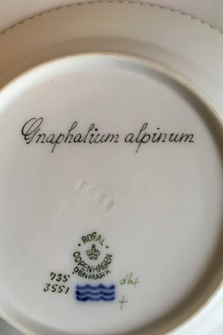 Royal Copenhagen Flora Danica cake plate #735/3551.
Latin name: Gnaphalium Alpinum
Measures 17 cm / 6 11/16 in. 2nd quality.