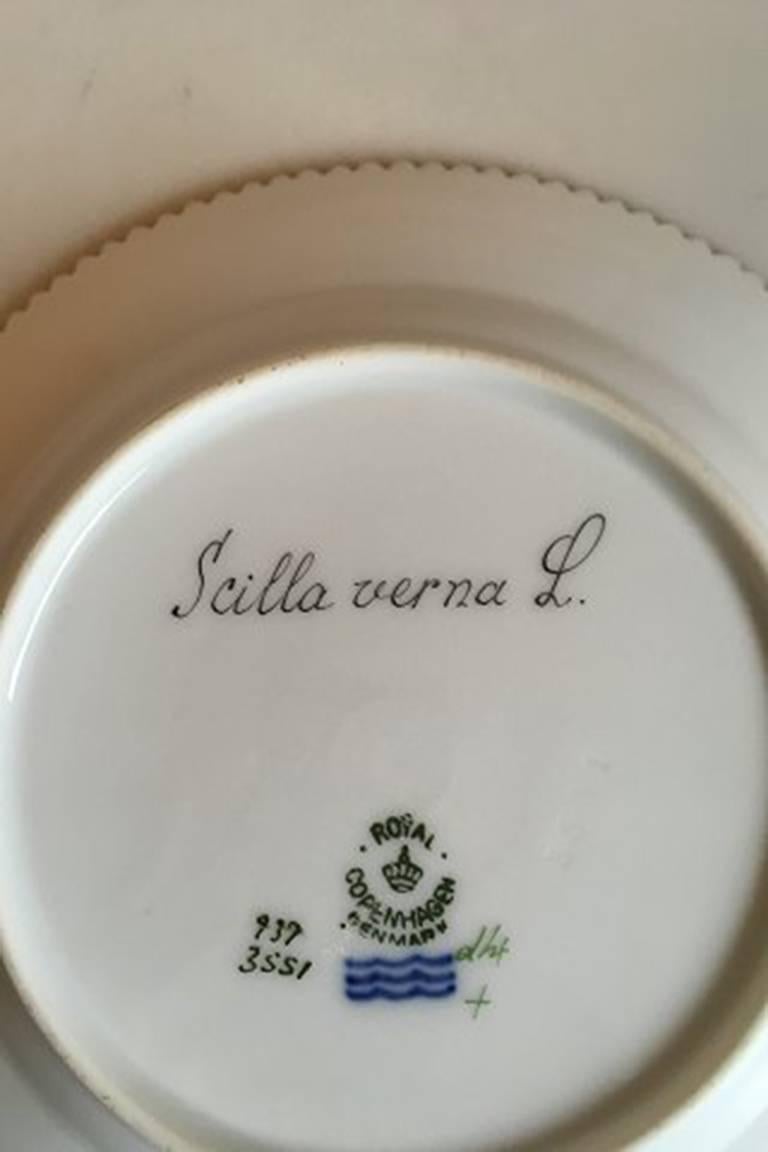 Royal Copenhagen Flora Danica cake plate #735/3551. 
Latin name: Scilla verna L.
Measures: 17 cm / 6 11/16 in. 2nd quality.