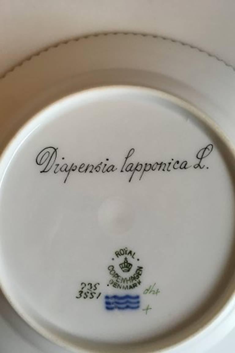 Royal Copenhagen Flora Danica cake plate #735/3551. 
Latin name: Diapensia lapponica L. 
Measures: 17 cm / 6 11/16 in. 2nd quality.