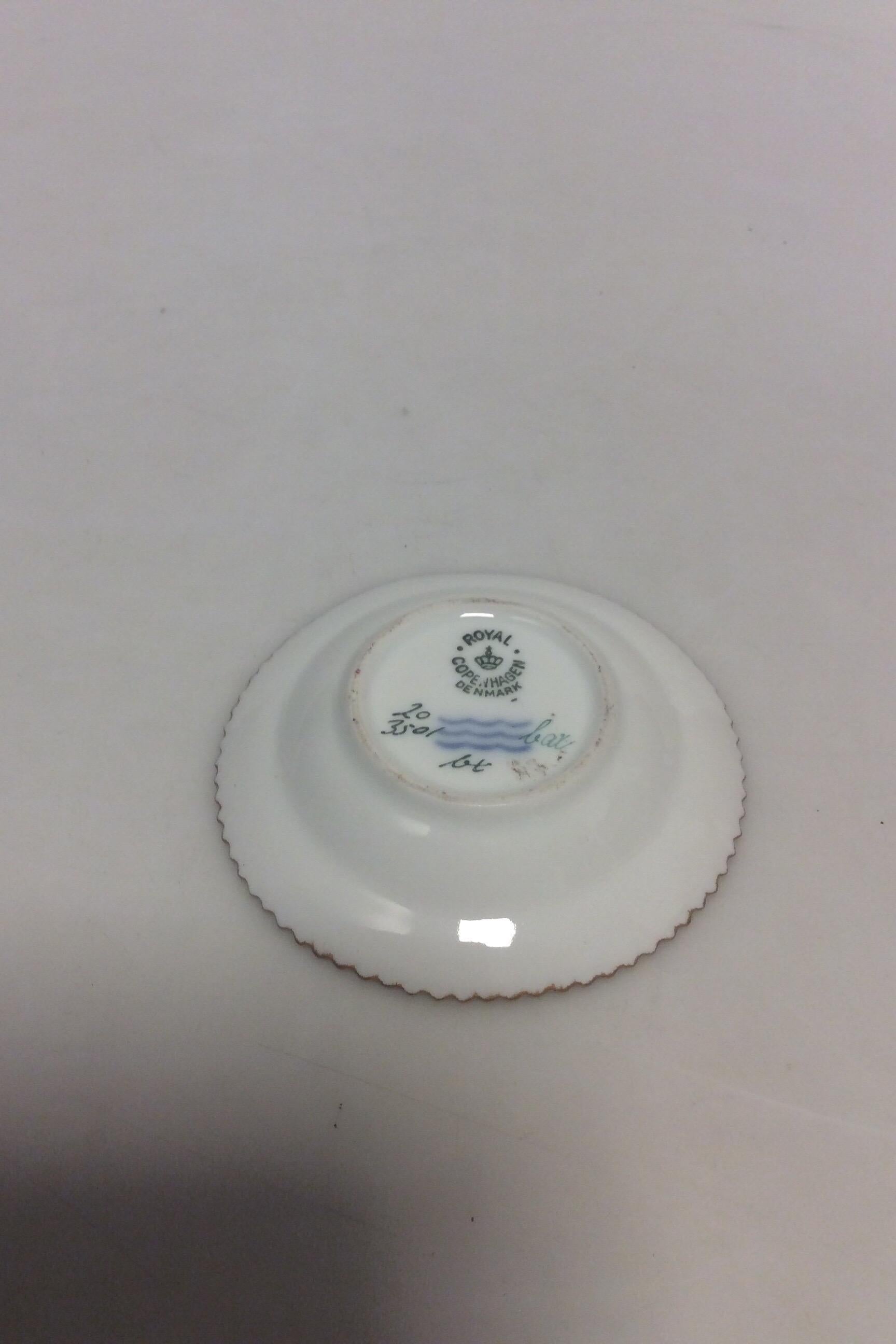 Royal Copenhagen Flora Danica Caviar dish No 20/3501. Measure: Diameter 7.7 cm( 3 in).
 