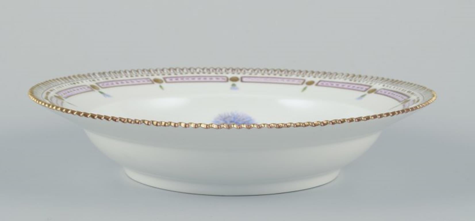 Royal Copenhagen Flora Danica. Piatto profondo in porcellana dipinta a mano con fiori e decorazioni dorate. 
Datazione: 1954
Contrassegnato.
Condizioni perfette.
Seconda qualità di fabbrica.
Dimensioni: D 22,0 cm. x H 4,5 cm.