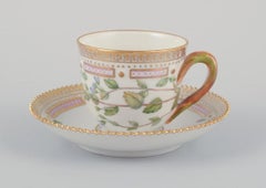 Royal Copenhagen Tasse à démitasse Flora Danica avec soucoupe en porcelaine.