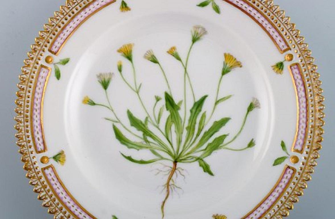 Royal Copenhagen Flora Danica dessert plate in hand-painted porcelain with flowers and gold decoration. 
Model number 20/3551.
Measure: Diameter: 17.5 cm.
In perfect condition.
1st factory quality.
Stamped.