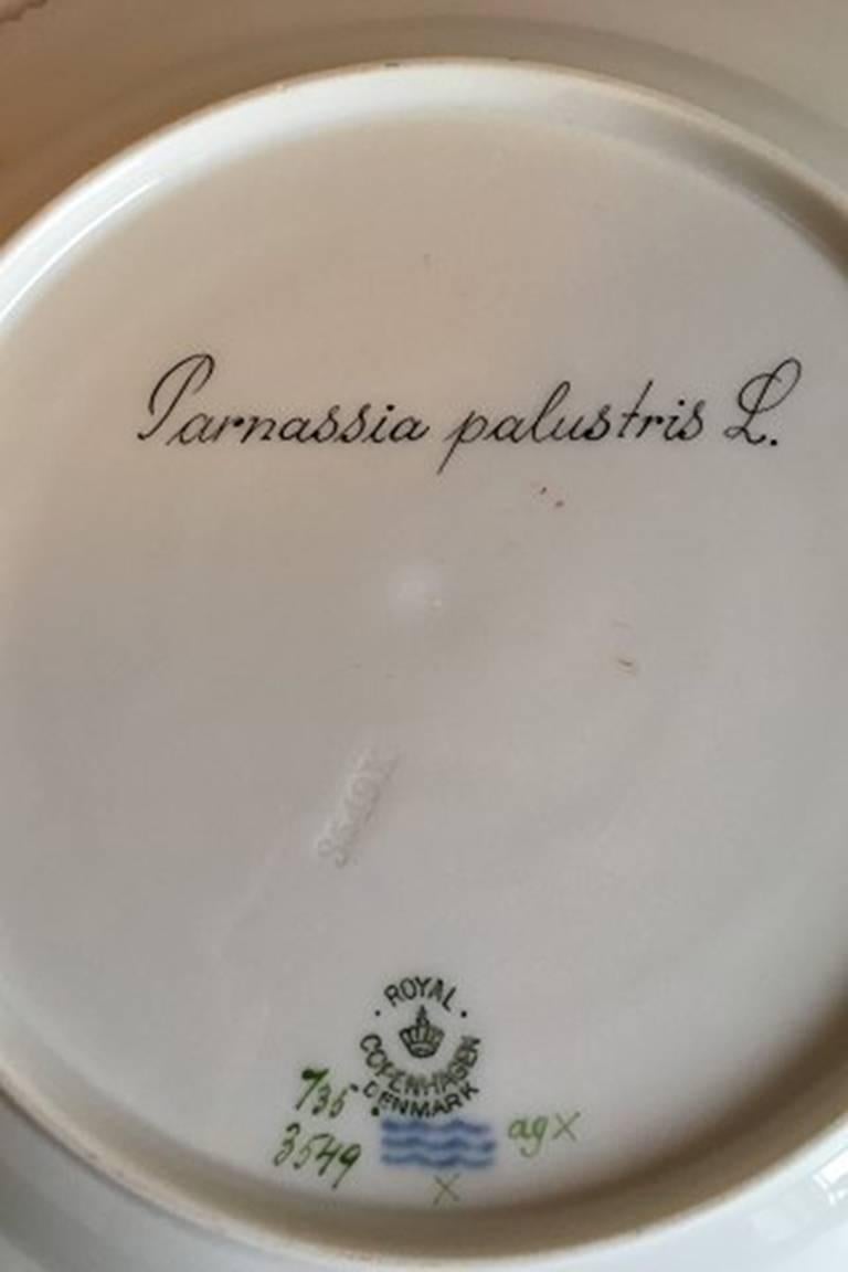 Royal Copenhagen Flora Danica dinner plate #735/3549. 
Latin name: Parnassia palustris L.
Measures: 25.5 cm / 10 3/64 inches. 2nd quality.