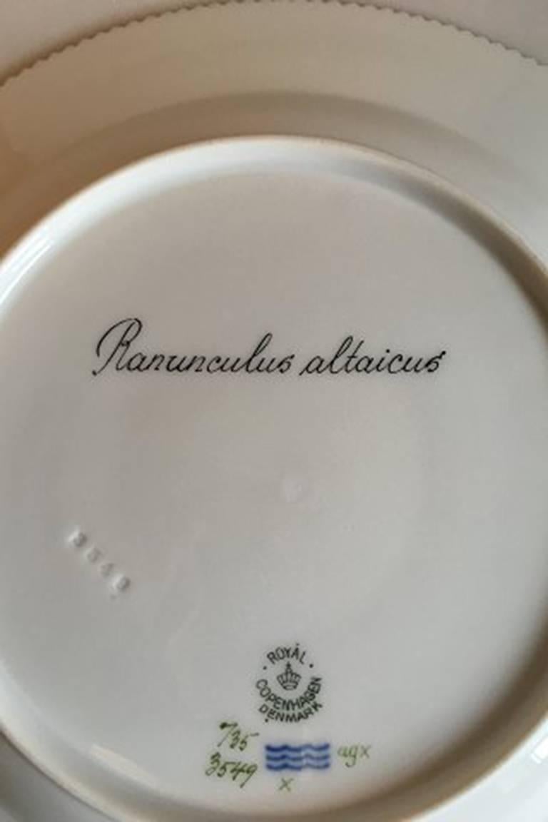 Royal Copenhagen Flora Danica dinner plate #735/3549.
Latin name: Ranunculus altaicus
Measures 25.5 cm / 10 3/64 inches. 2nd quality.