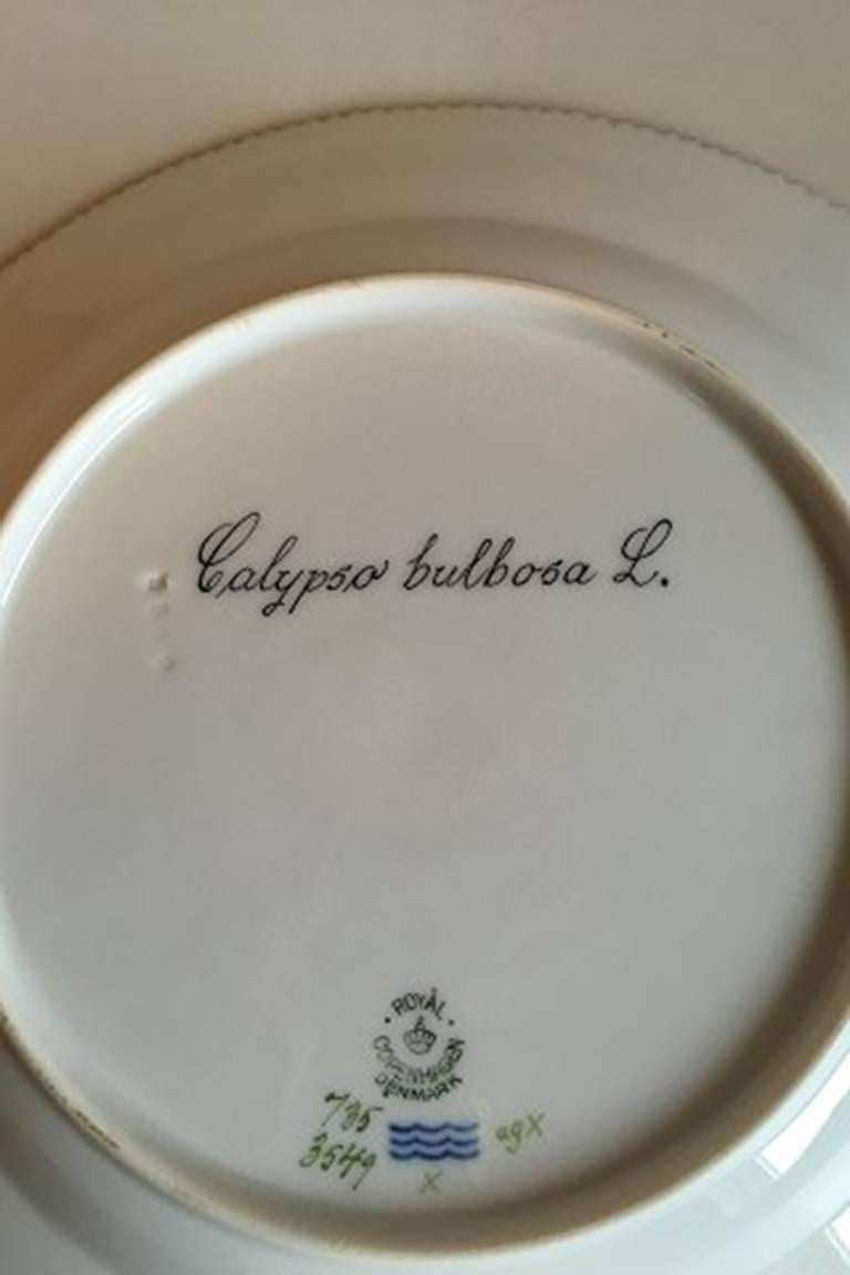 Royal Copenhagen Flora Danica dinner plate #735/3549. 
Latin name: Calypso bulbosa L. 
Measures: 25.5 cm / 10 3/64 inches. 2nd quality.