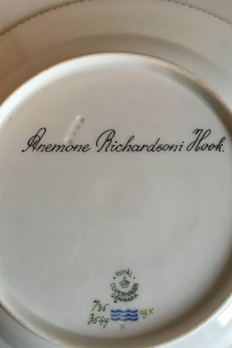 Royal Copenhagen Flora Danica dinner plate #735/3549. 
Latin name: Anemone Richardsoni Hook. 
Measures: 25.5 cm / 10 3/64 inches. 2nd quality.