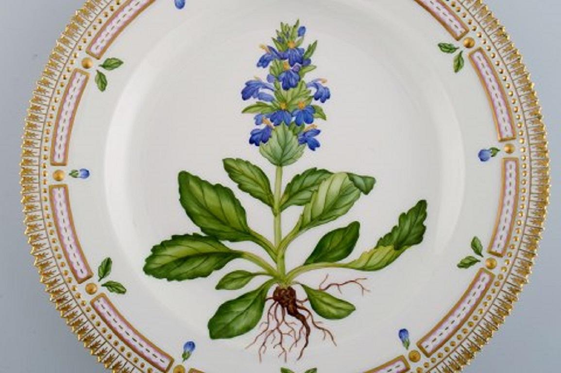 Royal Copenhagen Flora Danica dinner plate in hand painted porcelain with flowers and gold decoration.
Model number 20/3549.
Measure: Diameter 25.5 cm.
In perfect condition.
1st factory quality.
Stamped.