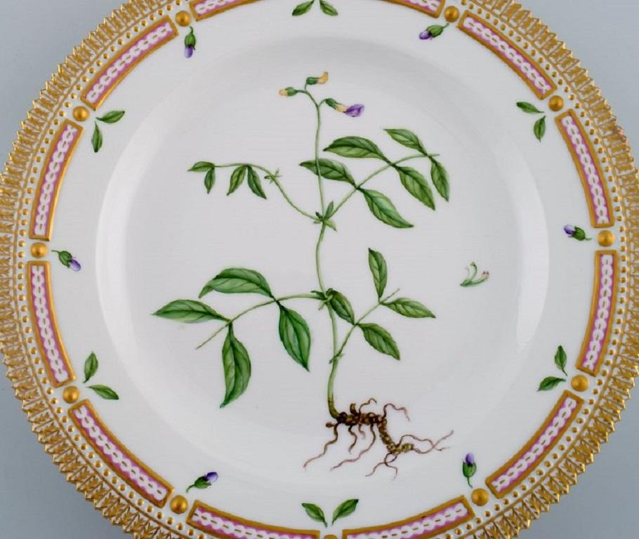 Royal Copenhagen Flora Danica dinner plate in hand-painted porcelain with flowers and gold decoration. Model number 20/3549.
Measure: diameter: 25.5 cm.
In perfect condition.
1st Factory quality.
Stamped.