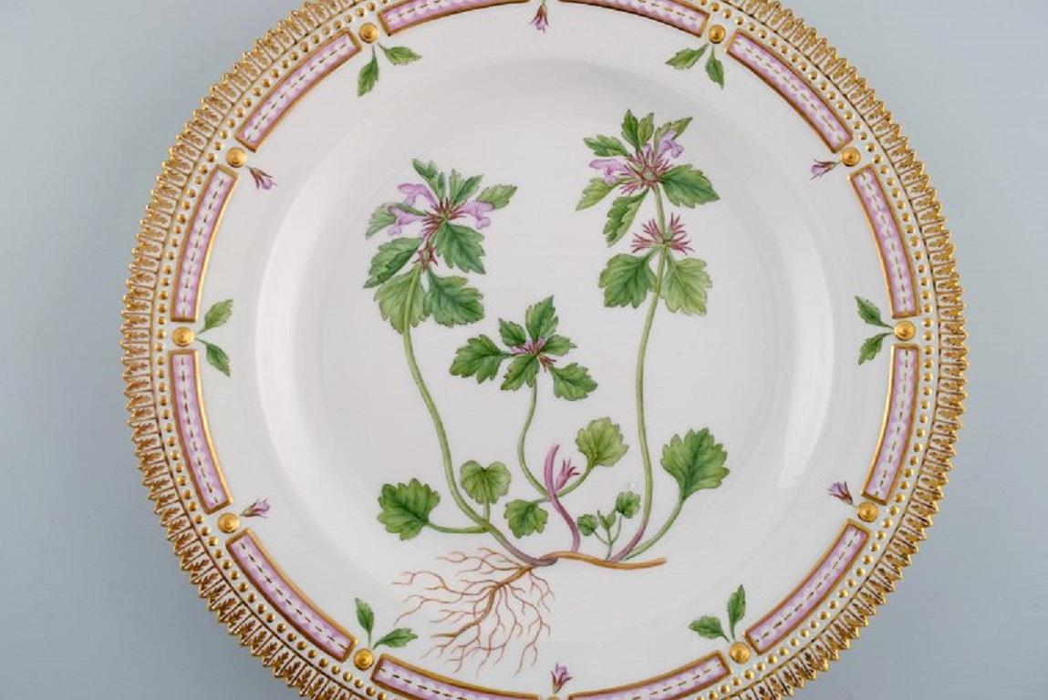 Royal Copenhagen Flora Danica dinner plate in hand-painted porcelain with flowers and gold decoration. Model number 20/3549.
Diameter: 25.5 cm.
In perfect condition.
1st factory quality.
Stamped.