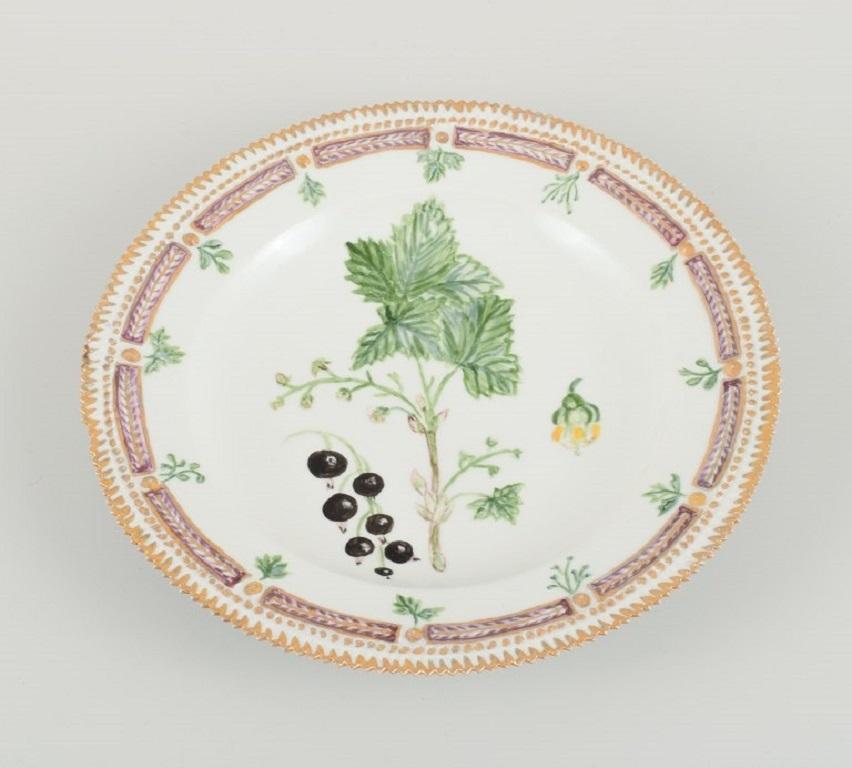 Royal Copenhagen Flora Danica dinner plate in hand-painted porcelain with flowers, blackcurrant and gold decoration. Dated 1949.
Measures: D 25,0 cm. x H 4,0 cm.
In great condition.
Juliane Marie stamp.
Decorated outside the factory.
Second