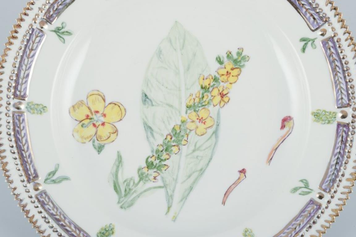 Royal Copenhagen Flora Danica
Dinner plate in hand-painted porcelain with flowers and gold decoration. Painted outside the factory.
Dating: 1949
Latin and Danish names.
In excellent condition.
Second factory quality.
Marked.
Diameter: 25,5 cm.