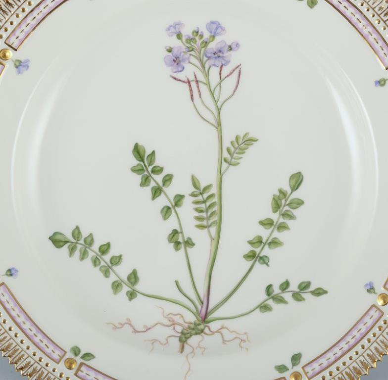 Royal Copenhagen Flora Danica dinner plate in hand-painted porcelain with flowers and gold decoration. 
Model: 20/3549.
Dating: 1962
Latin name.
First factory quality.
Perfect condition.
Marked.
Dimensions: D 25,5 cm.  x H 3.5 cm.
