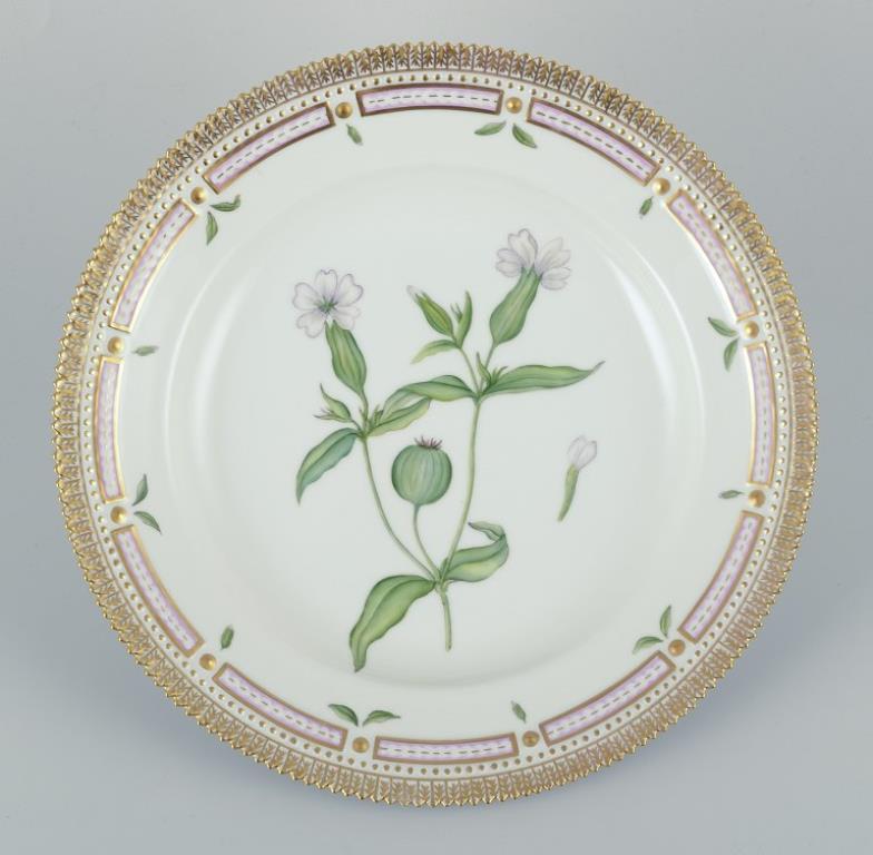 Royal Copenhagen Flora Danica dinner plate in hand-painted porcelain with flowers and gold decoration. 
Model: 20/3549.
Dating: 1985-1991
Latin name.
First factory quality.
Perfect condition.
Marked.
Dimensions: D 25,5 cm.  x H 3.5 cm.