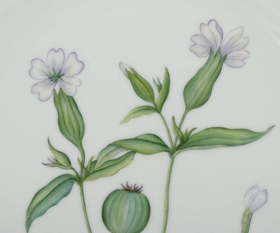 Hand-Painted Royal Copenhagen Flora Danica dinner plate in hand-painted porcelain. For Sale