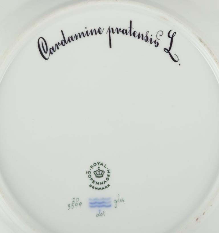 Porcelain Royal Copenhagen Flora Danica dinner plate in hand-painted porcelain.