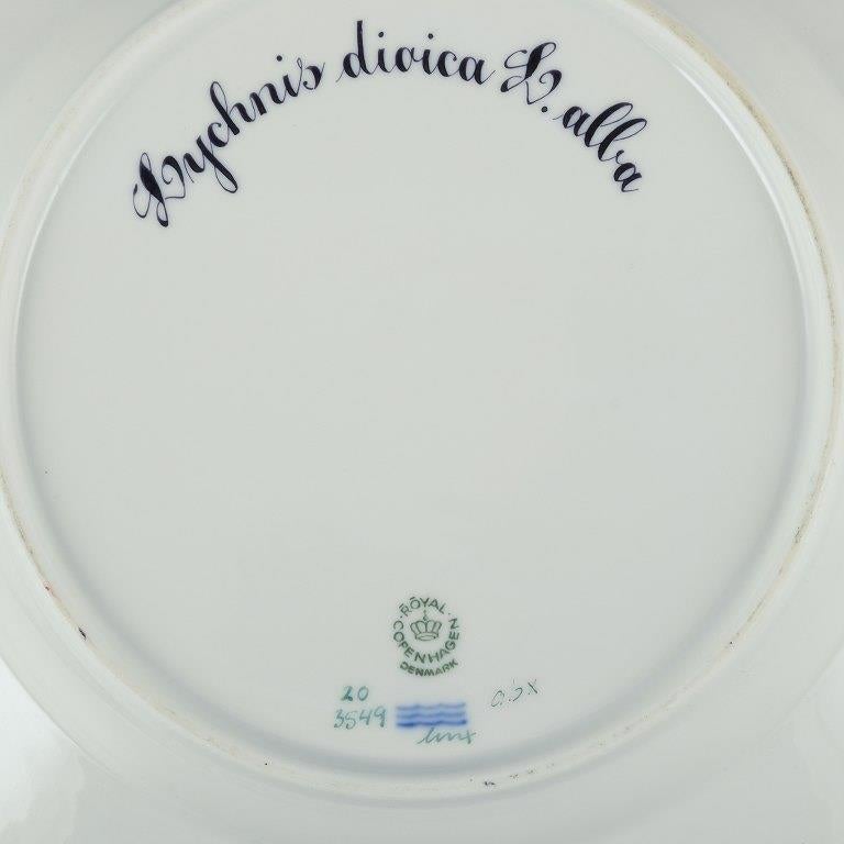 Porcelain Royal Copenhagen Flora Danica dinner plate in hand-painted porcelain. For Sale