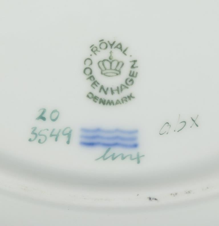 Royal Copenhagen Flora Danica dinner plate in hand-painted porcelain. For Sale 2