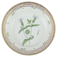 Assiette plate Flora Danica en porcelaine peinte à la main de Royal Copenhagen.