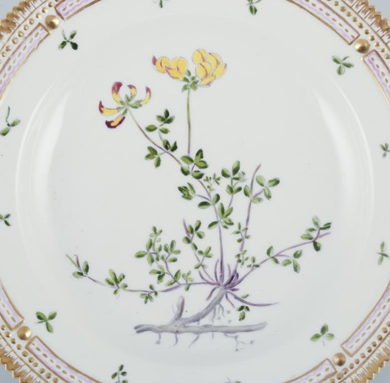Royal Copenhagen Flora Danica
Dinner plate in hand-painted porcelain with flowers and gold decoration. Painted outside the factory.
Dating: 1921
Latin name.
In excellent condition.
Second factory quality.
Marked.
Diameter: 25,5 cm.