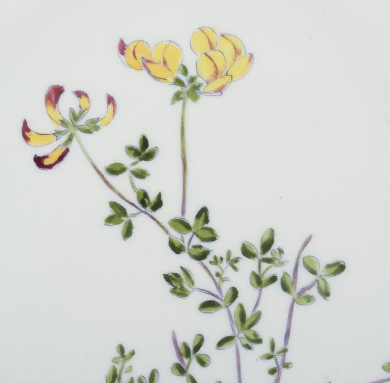 Danish Royal Copenhagen Flora Danica. Dinner plate in hand-painted porcelain. From 1921