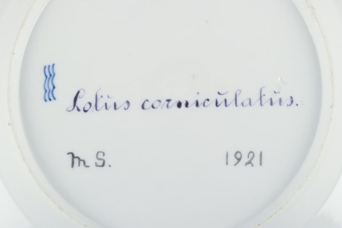 Early 20th Century Royal Copenhagen Flora Danica. Dinner plate in hand-painted porcelain. From 1921