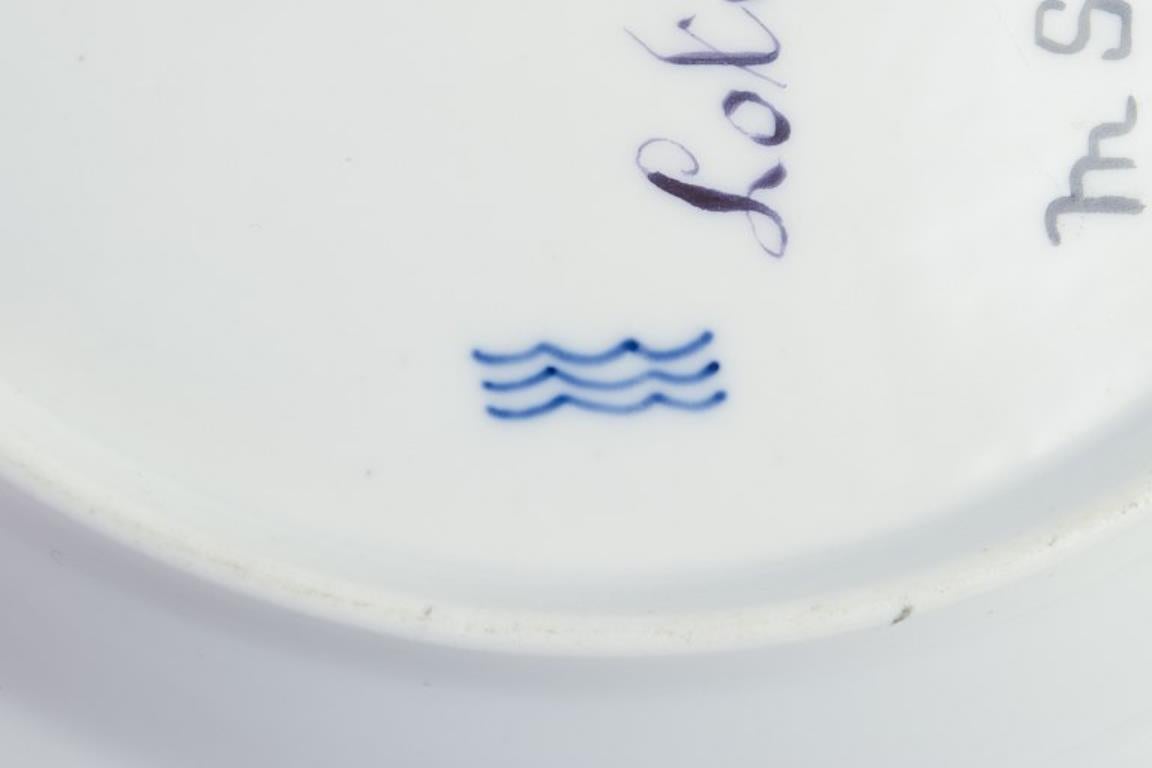 Porcelain Royal Copenhagen Flora Danica. Dinner plate in hand-painted porcelain. From 1921